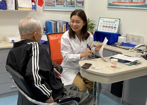 93岁爷爷验配助听器 年龄虽大但也渴望听到声音